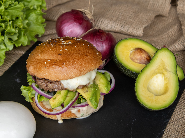 Burger fait maison avec avocat et oignon rouge